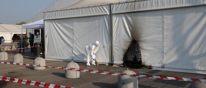 Brescia: arrestati due no vax per l’attentato incendiario al polo vaccinale