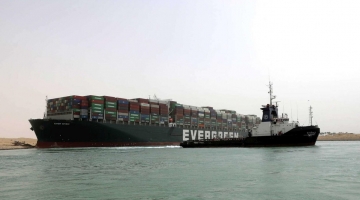 Canale di Suez, cargo arenato: ci provano gli esperti Usa