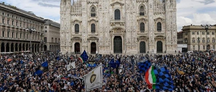 Assembramenti in piazza Duomo per lo scudetto dell'Inter