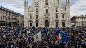 Assembramenti in piazza Duomo per lo scudetto dell'Inter