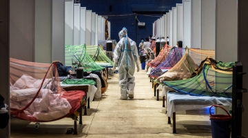 India: ancora elevato il numero dei contagi, oltre 300mila nuovi casi al giorno