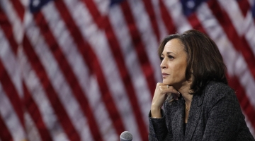 Usa, la vicepresidente Kamala Harris ai migranti: “Se venite negli Stati Uniti sarete respinti”