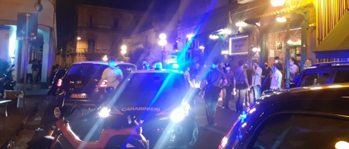 Napoli, 200 in strada per festa privata