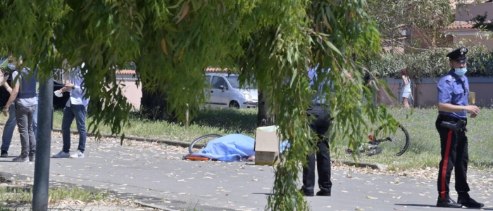 Ardea, uomo di 35 anni spara in strada uccidendo due bambini e un anziano