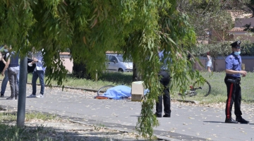 Ardea, uomo di 35 anni spara in strada uccidendo due bambini e un anziano