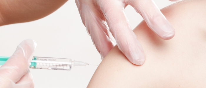 Vaccini, il ministro Speranza firma il protocollo per le somministrazioni in farmacia