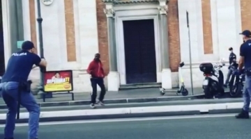 Roma, poliziotto spara per fermare un uomo armato di coltello
