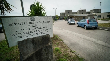 Caserta, misure cautelari per 52 poliziotti accusati di pestaggi nelle carceri