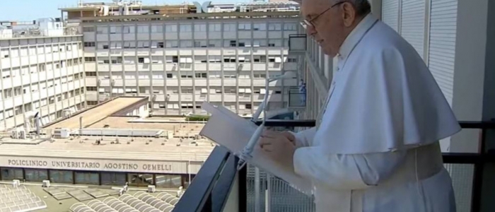 Papa Francesco recita l’Angelus dal Policlinico Gemelli