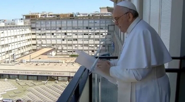 Papa Francesco recita l’Angelus dal Policlinico Gemelli