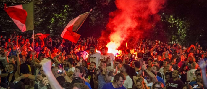 Caos e risse durante i festeggiamenti per la vittoria dell’Italia, a Milano feriti anche gravi