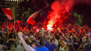 Caos e risse durante i festeggiamenti per la vittoria dell’Italia, a Milano feriti anche gravi