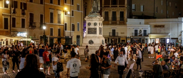 Covid in Italia, nuovi focolai nei luoghi della movida