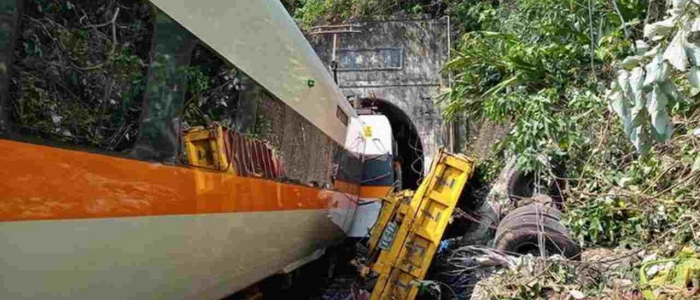 Taiwan, treno deraglia in una galleria: il bilancio è di 40 morti e molti feriti