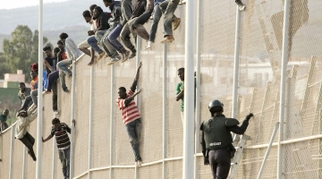 Spagna, 230 migranti superano la frontiera di Melilla