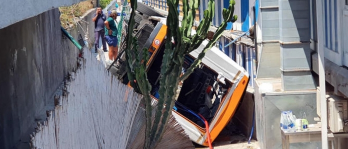 Capri, un minibus esce fuori strada e precipita. Morto il conducente e 28 i feriti