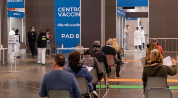 Vaccini, boom di prenotazioni dopo l'annuncio del green pass obbligatorio