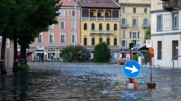 Como, il lago esonda e invade la città