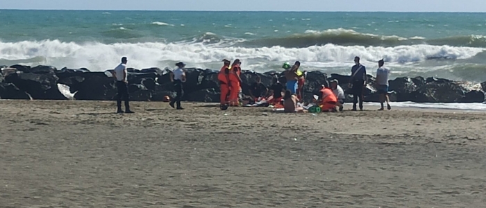 Roma, si tuffa in mare per salvare i figli e muore