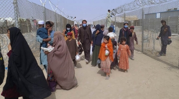 Kabul, donne disperate lanciano i figli oltre il filo spinato dell'aeroporto