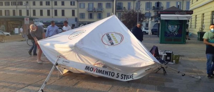 Milano, indagati due uomini per l'assalto al gazebo elettorale del M5s