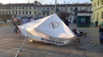 Milano, indagati due uomini per l'assalto al gazebo elettorale del M5s