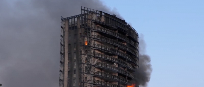 Milano, ancora in fase di spegnimento l'incendio del grattacielo