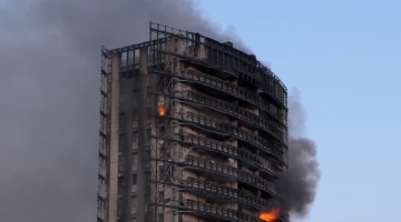 Milano, ancora in fase di spegnimento l'incendio del grattacielo