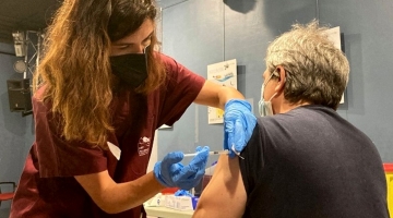 Vaccini, immunizzato quasi il 70% della popolazione. Sicilia e Lombardia ai poli opposti per vaccini e contagi