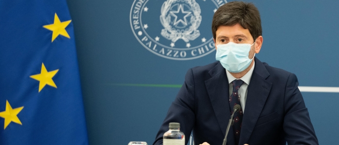 Covid, Speranza: "Rafforzare la campagna vaccinale per evitare restrizioni"