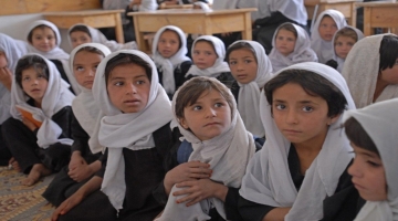 Afghanistan, i talebani promettono che le bambine torneranno a scuola al più presto. Intanto al governo nessuna donna