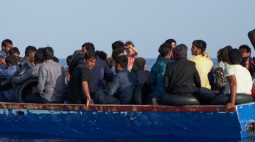 Lampedusa, altri 686 migranti arrivano dalla Libia su un peschereccio