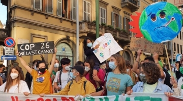 Milano, in 50mila alla manifestazione Fridays for Future. Tra loro anche Greta