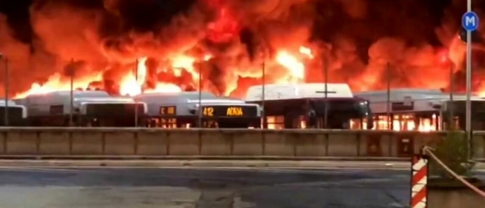 Roma, incendio in un deposito Atac. Bruciati 30 autobus