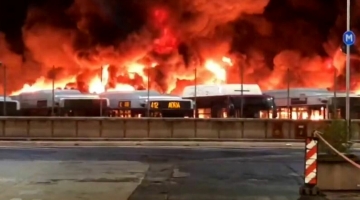 Roma, incendio in un deposito Atac. Bruciati 30 autobus