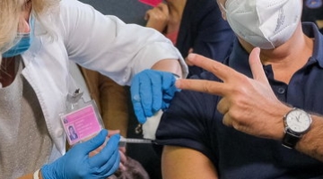 Covid, terza dose per i soggetti fragili e gli over 60