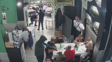 Napoli, rapina in un ristorante. Puntano armi e kalashnikov contro le famiglie