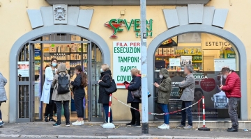 Green pass obbligatorio: farmacie prese d’assalto in molte città