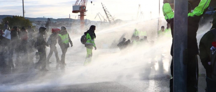 Trieste, manifestanti no Green pass: la polizia sgombera il porto con idranti e lacrimogeni