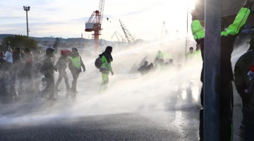 Trieste, manifestanti no Green pass: la polizia sgombera il porto con idranti e lacrimogeni