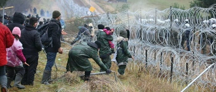 Polonia, migranti superano la recinzione al confine con la Bielorussia