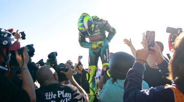 Moto GP, Valentino Rossi chiude dopo 26 anni la sua carriera