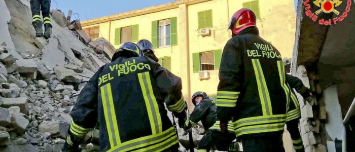 Caserta, crolla una palazzina. Al lavoro per cercare di liberare due anziani dalle macerie