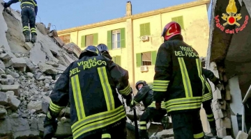 Caserta, crolla una palazzina. Al lavoro per cercare di liberare due anziani dalle macerie