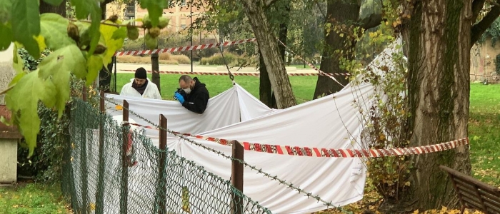 Reggio Emilia, donna trovata morta in un parco. L’ipotesi è di omicidio