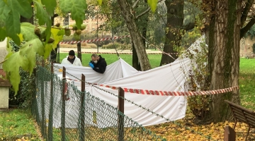 Reggio Emilia, donna trovata morta in un parco. L’ipotesi è di omicidio