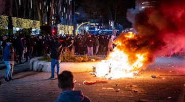 Olanda, proteste e disordini a Rotterdam per il lockdown parziale. 7 feriti