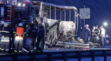 Bulgaria, un autobus si schianta in autostrada. Almeno 45 morti, tra cui 12 bambini