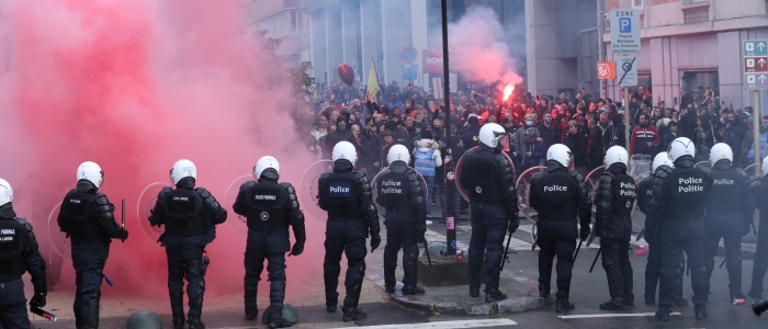 Bruxelles, manifestazione e disordini per le restrizioni anti-Covid