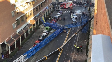 Torino, crolla gru su un palazzo. Morti tre operai